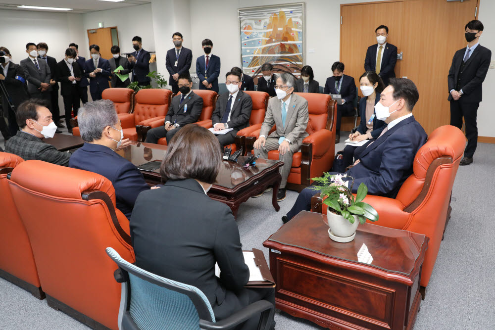 고이치 주한 일본대사와 악수하는 윤석열