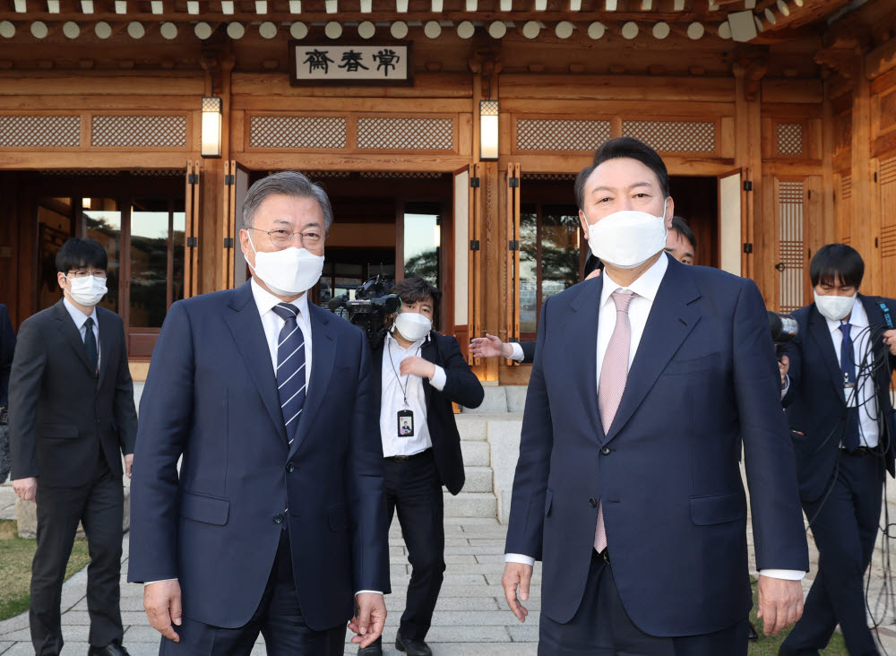 문재인 대통령과 윤석열 대통령 당선인이 28일 오후 만찬 회동을 위해 청와대 상춘재로 향하며 대화하고 있다. 연합뉴스