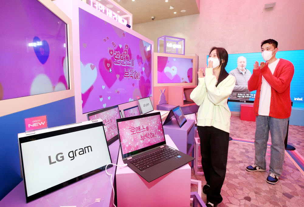 LG전자 모델들이 LG 그램 가운데 처음으로 외장그래픽 카드 등을 탑재한 LG 그램 신제품을 체험하고 있다. [자료:LG전자]