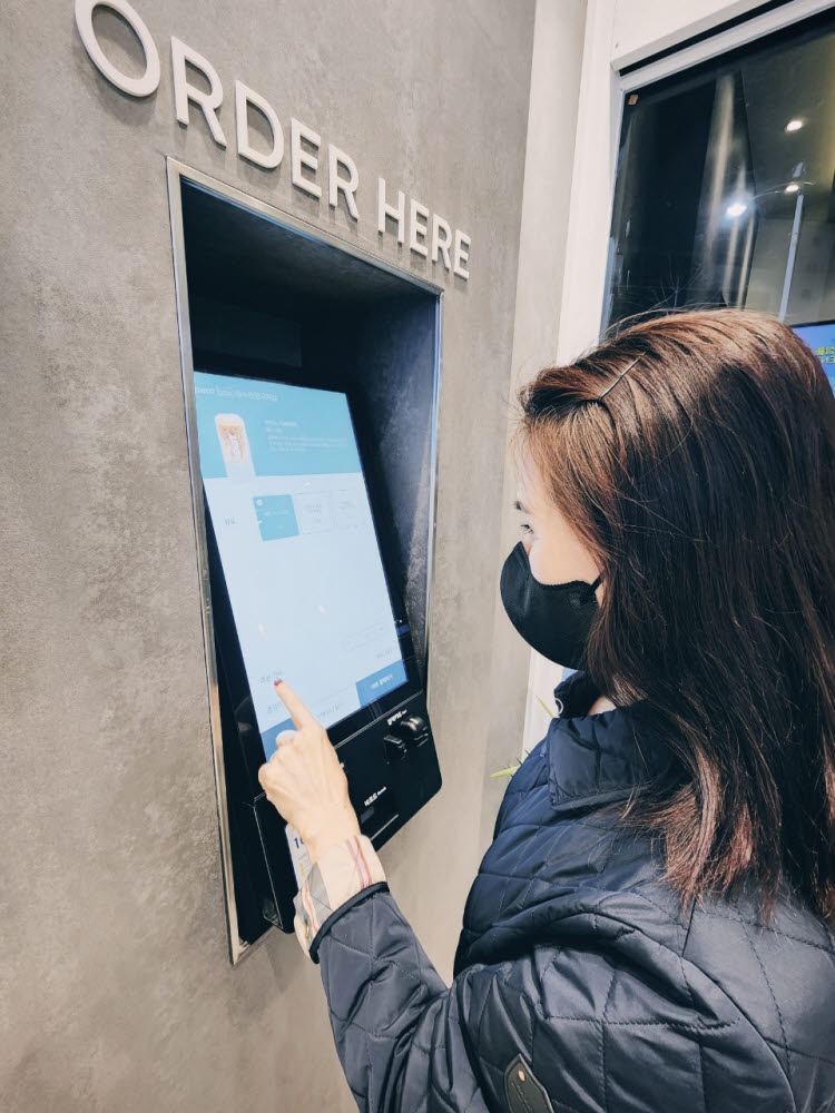 지난 28일 경기 수원시의 한 카페에서 시민이 키오스크로 주문을 하고 있다. 김동성 기자
