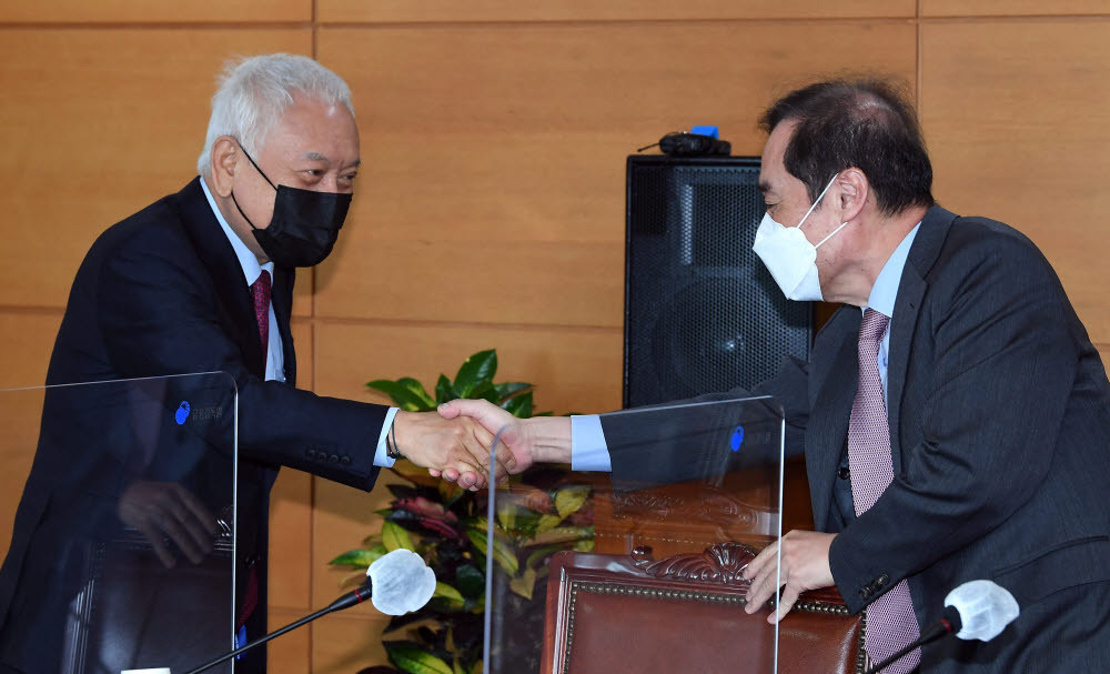 김한길 국민통합위원장(왼쪽)과 김병준 지역균형발전특별위원장이 악수하고 있다.