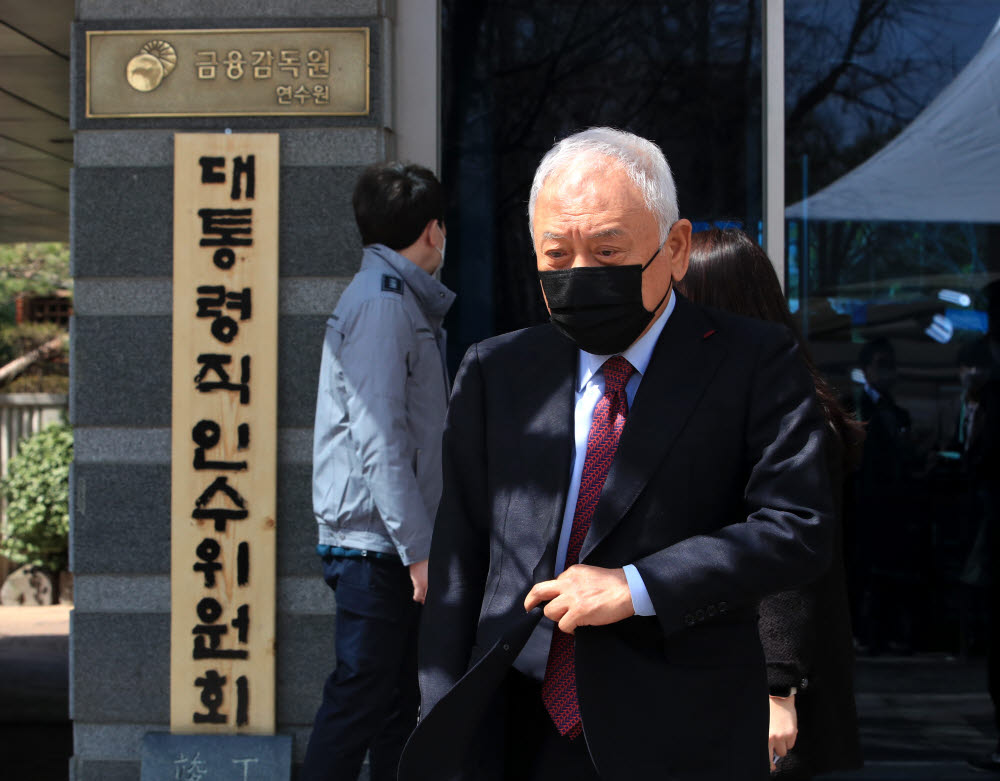 김한길 제20대대통령직인수위원회 국민통합위원장이 29일 오전 종로구 통의동 금감원 연수원에 마련된인수위원회에서 외부 일정 참석차 나서고 있다.