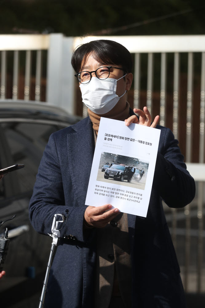 대통령직인수위원회 과학기술교육분과 실무위원에서 해촉된 조상규 변호사가 29일 통의동 인수위원회 앞에서 소명 기자회견을 하고 있다.연합뉴스.