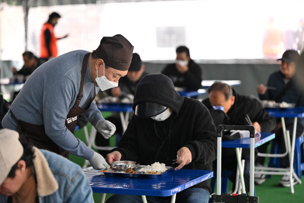 무료급식 봉사활동 하는 윤석열