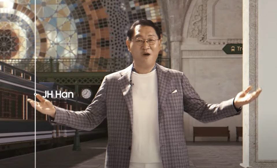 한국시간 30일 밤 온라인으로 개최된 언박스&디스커버 2022 행사에서 한종희 삼성전자 부회장 겸 DX부문장이 주요 전략을 발표하고 있다.