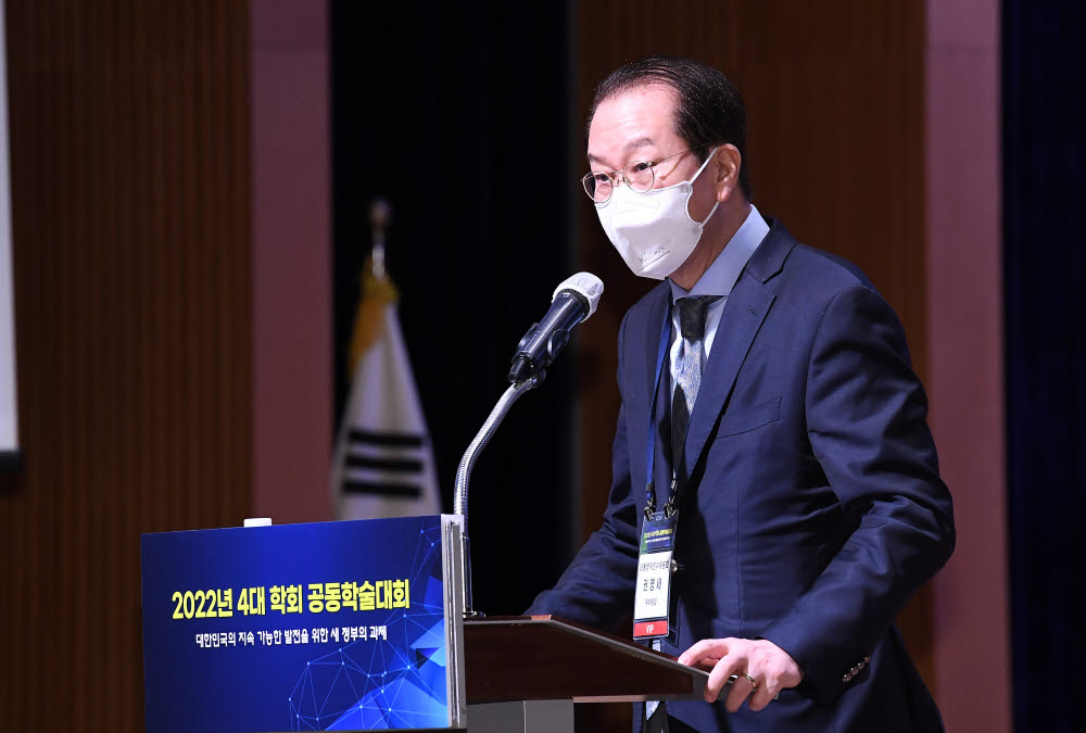 권영세 인수위 부위원장이 축사를 하고 있다.