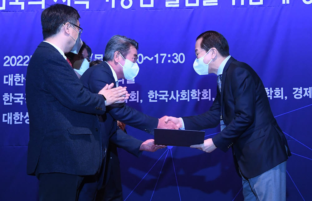 한상만 한국경영학회장이 권영세 인수위 부위원장에게 대한민국의 지속가능한 발전을 위한 새 정부의 과제 제안서를 전달하고 있다.