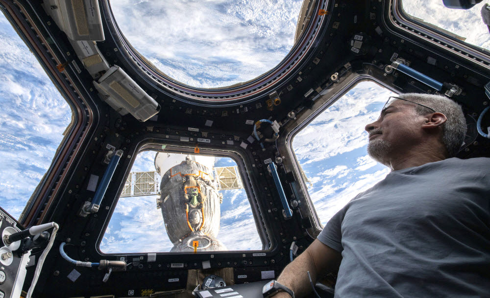 미국 우주비행사 마크 밴더 하이가 국제우주정거장(ISS) 지붕창을 통해 지구를 응시하고 있다. 지구 상공 AP=연합뉴스>