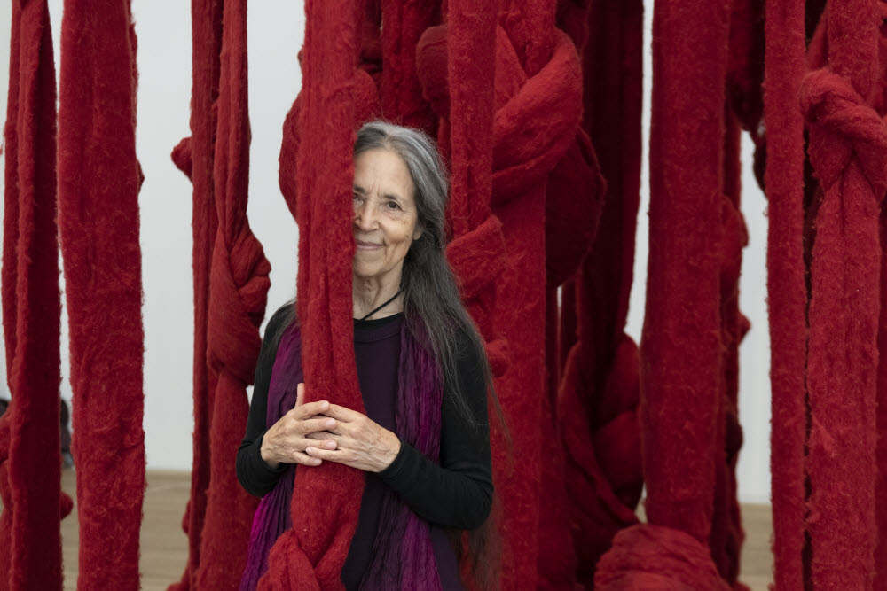 테이트 모던에 설치된 작품과 세실리아 비쿠냐. (출처: Portrait of Cecilia Vicuna in front of Quipu Womb 2017 at Tate Modern, 2022 c. Cecilia Vicuna. Photo Lucy Dawkins)