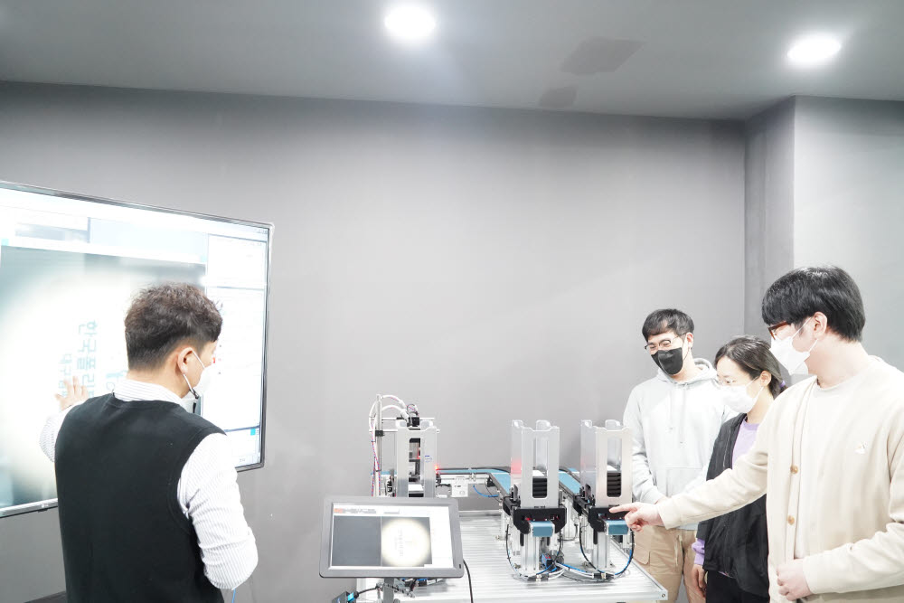한국폴리텍대학 대구캠퍼스 AI엔지니어링과 재학생들이 생산공정 로봇의 시각과 판단기능을 빠르게 처리하는 머신비전시스템 실습 수업을 진행하고 있다.