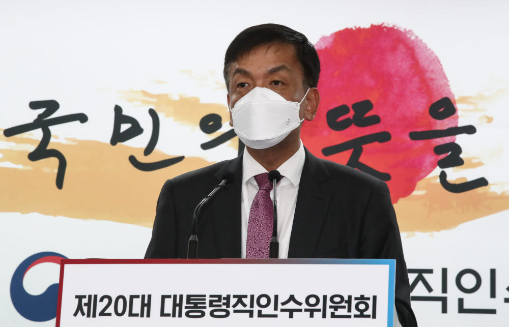 브리핑하는 최상목 경제1분과 간사