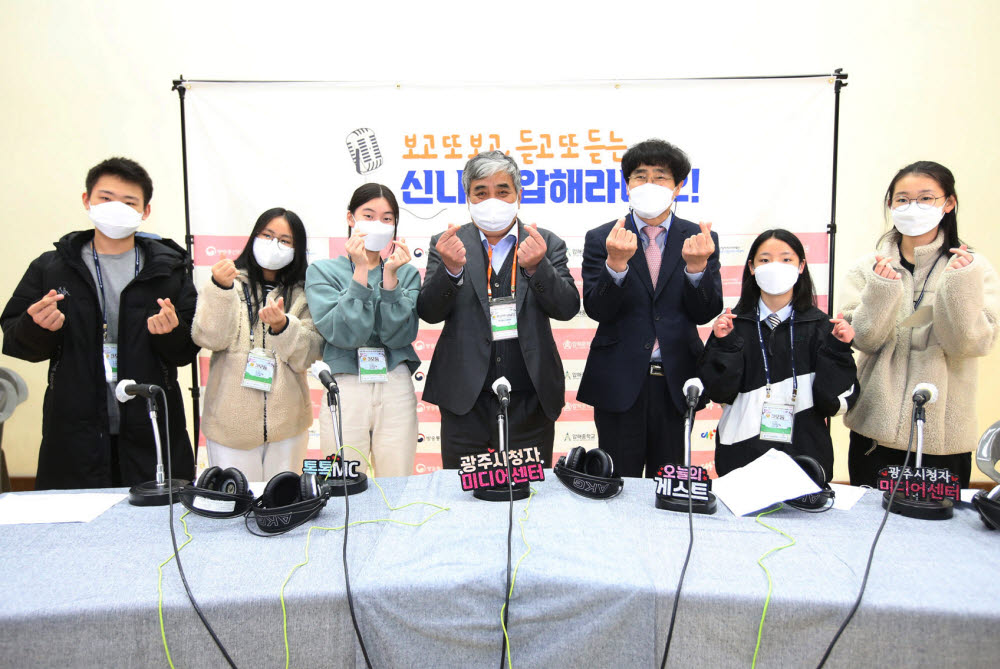 한상혁 방통위원장이 신안군 압해중학교 학생들과 미디어 교육체험을 하고 있다.