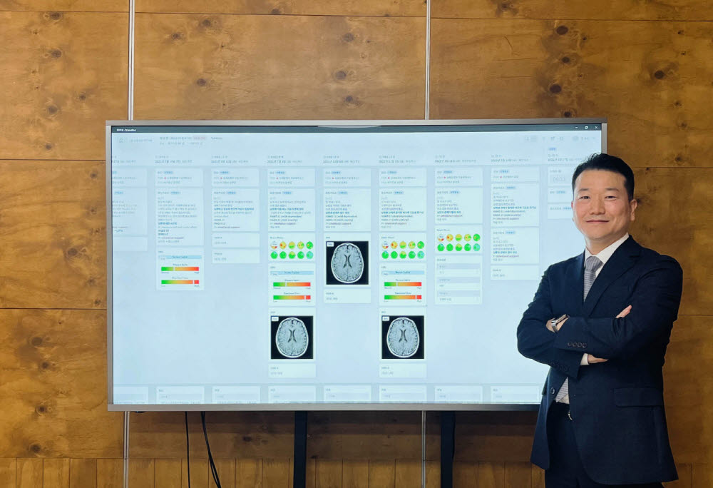 장동진 에이치디정션 대표와 트루닥 EMR 실행 화면 (사진=에이치디정션)