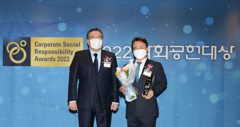 상상인그룹이 지난 31일 2022 사회공헌대상에서 사회복지 부문 2년 연속 대상을 수상하고 기념촬영했다.