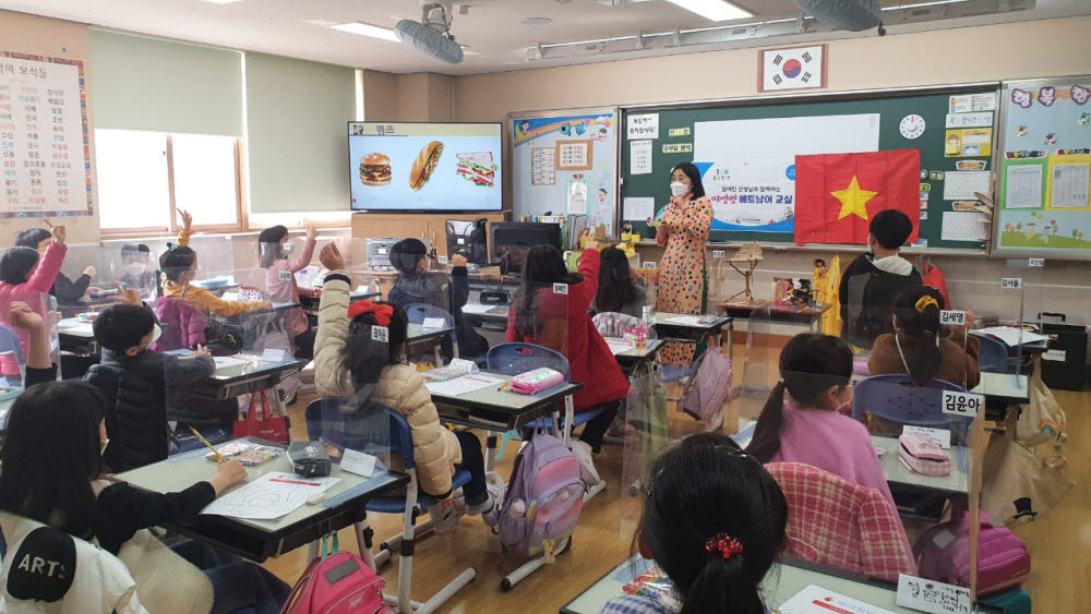 경기 오산시가 올해 운영 중인 1인1외국어 교육 프로그램 모습[사진=오산시]