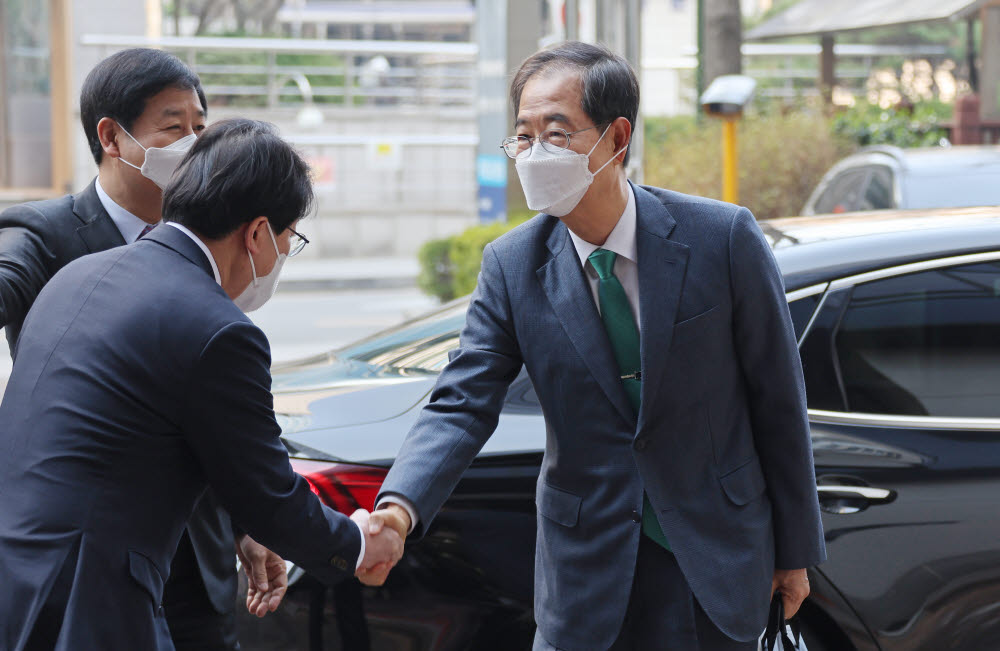 한덕수 국무총리 후보자가 4일 오전 서울 종로구 적선동 한국생산성본부 건물에 마련된 국회 인사청문회 준비단 사무실에 첫 출근을 하며 본격적인 청문회 대비를 시작하고 있다. 연합뉴스