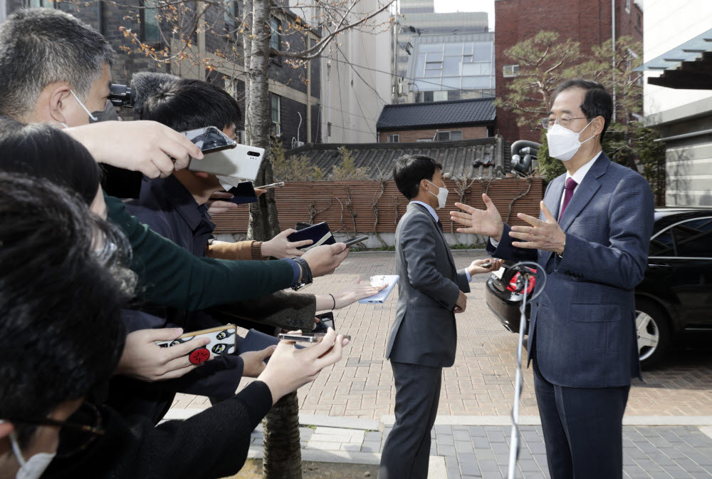 취재진 질문에 답변하는 한덕수 국무총리 후보자