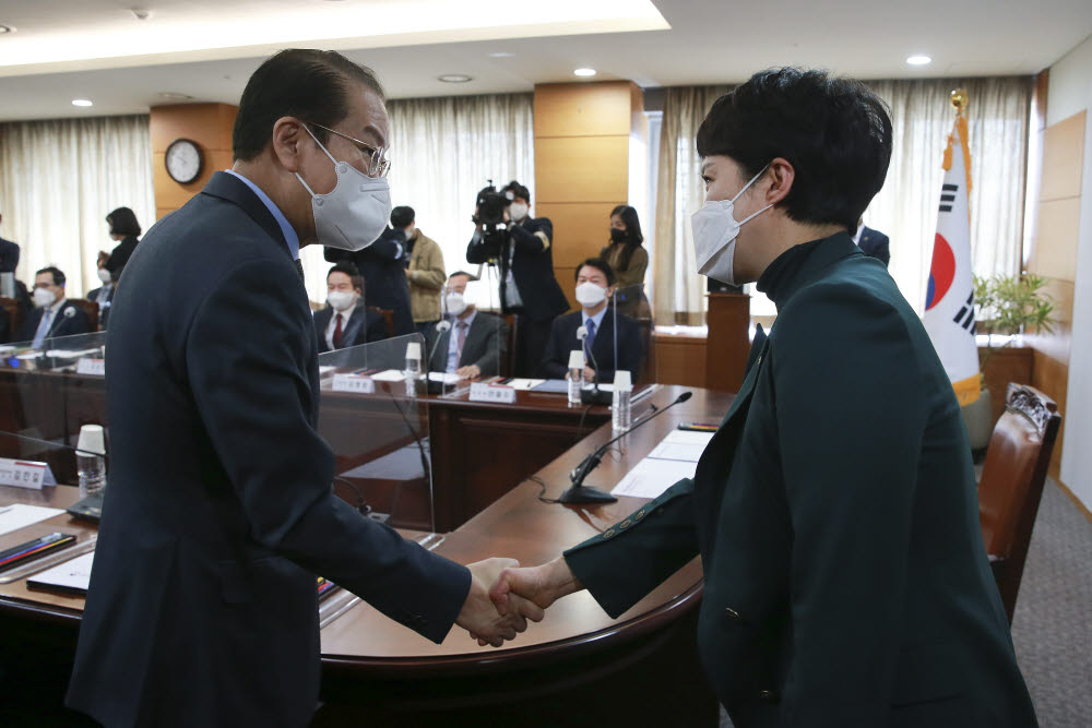 권영세 대통령직인수위원회 부위원장(왼쪽)과 당선인 대변인 직을 내려 놓은 김은혜 국민의힘 의원이 5일 서울 종로구 통의동 대통령직인수위원회에서 열린 간사단회의를 앞두고 악수를 하고 있다.