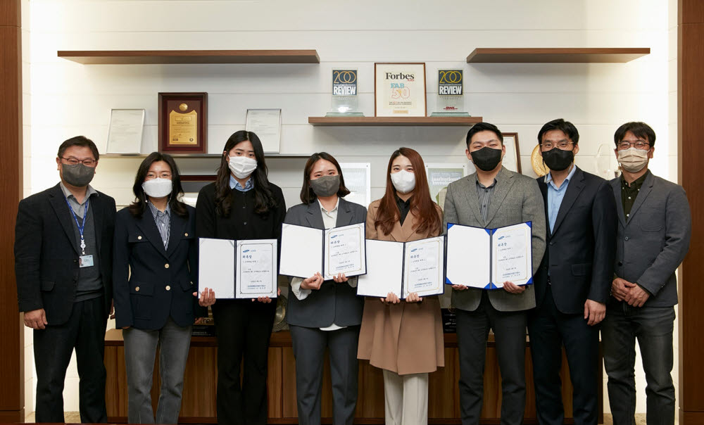 지난 5일 서울 서초구 삼성화재 본사에서 최성연 소비자정책팀장(왼쪽 두번째) 등 회사 관계자와 MZ 고객패널이 참석한 가운데 발대식이 열리고 있다.