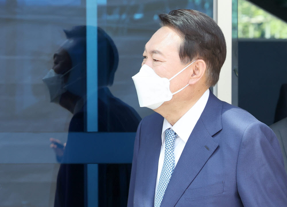 윤석열 대통령 당선인이 6일 오후 서울 종로구 통의동 제20대 대통령직인수위원회 집무실을 나서고 있다.(사진=연합뉴스)