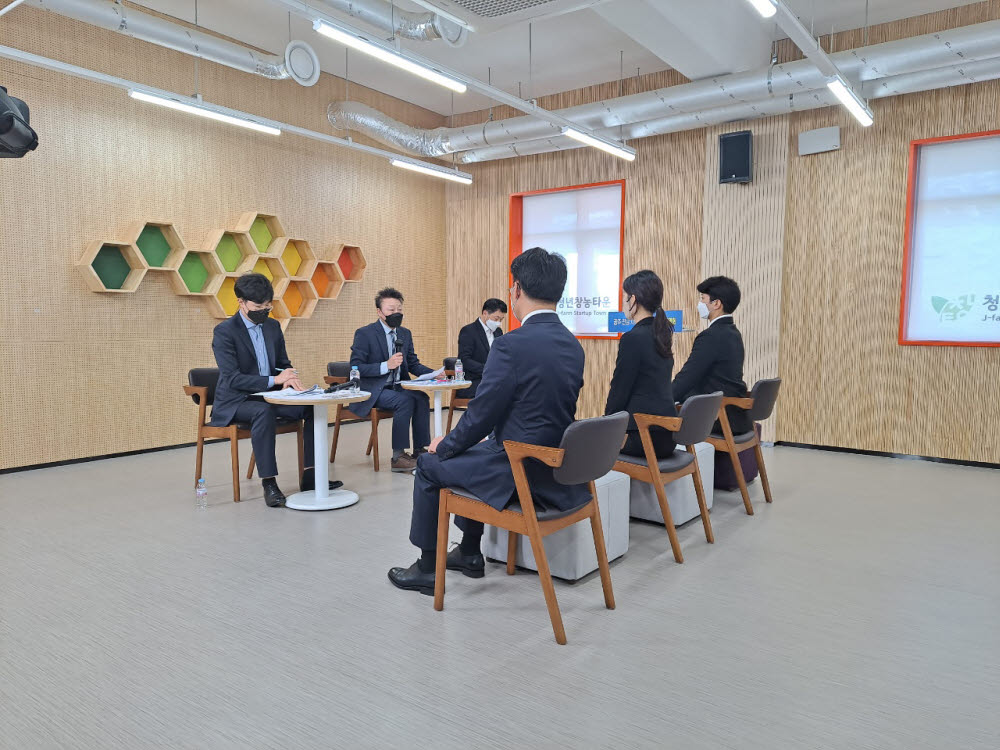 광주시와 전라남도는 6일 광주·전남 공동혁신도시 이전공공기관 지역인재 온라인 합동채용설명회가 취업준비생들의 큰 호응 속에 성공적으로 개최했다. 혁신도시 이전공공기관 인재채용설명회 모의면접 및 코칭 모습.