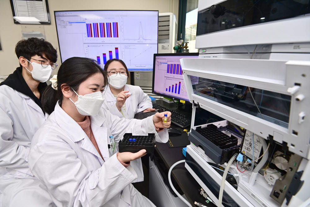 한국폴리텍대학 분당융합기술교육원 생명의료시스템과 학생들이 질량분석기를 이용한 카페인 분석 밸리데이션 실습을 진행 중이다.