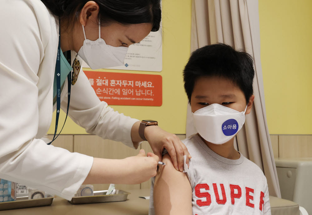 서울 강서구 미즈메디병원에서 간호사가 어린이에게 코로나 백신을 접종하고 있다. . 사진공동취재단