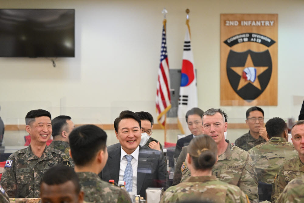 윤석열 당선인이 연합사 장병들과 대화하고 있다.