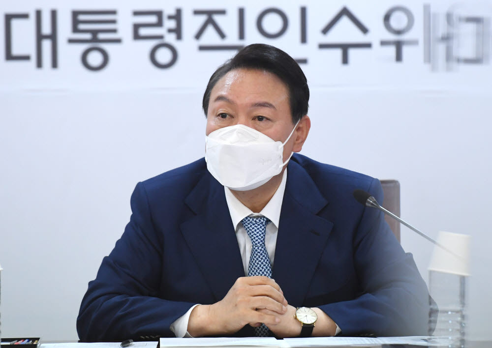 윤석열 대통령 당선인이 6일 오후 서울 종로구 통의동 제20대 대통령직인수위원회에서 열린 시·도지사 간담회에서 인사말을 하고 있다. 대통령직인수위원회 제공