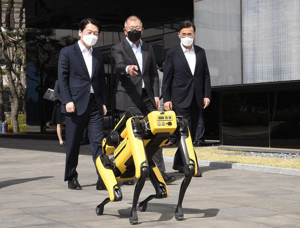 안철수 대통령직 인수위원장이 정의선 현대차그룹 회장과 함께 보스턴 다이내믹스 4족 보행 로봇 스팟의 에스코트를 받으며 현대디자인센터로 이동하고 있다.