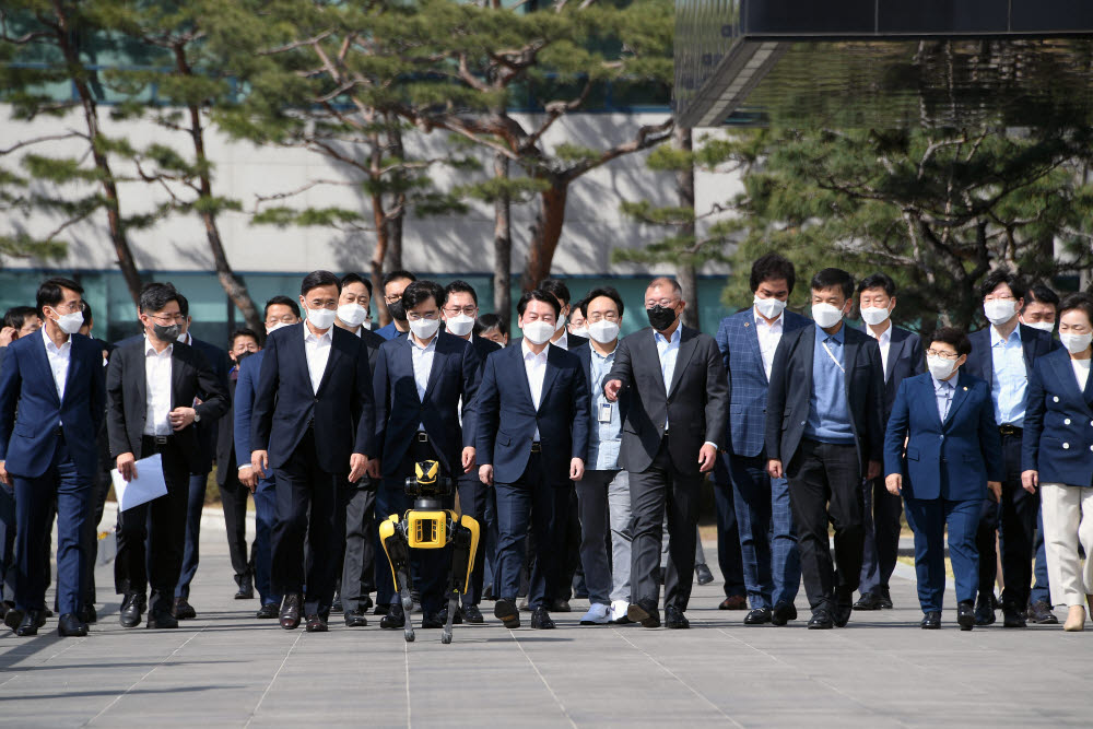 안철수 대통령직 인수위원장이 정의선 현대차그룹 회장과 함께 보스턴 다이내믹스 4족 보행 로봇 스팟의 에스코트를 받으며 현대디자인센터로 이동하고 있다.