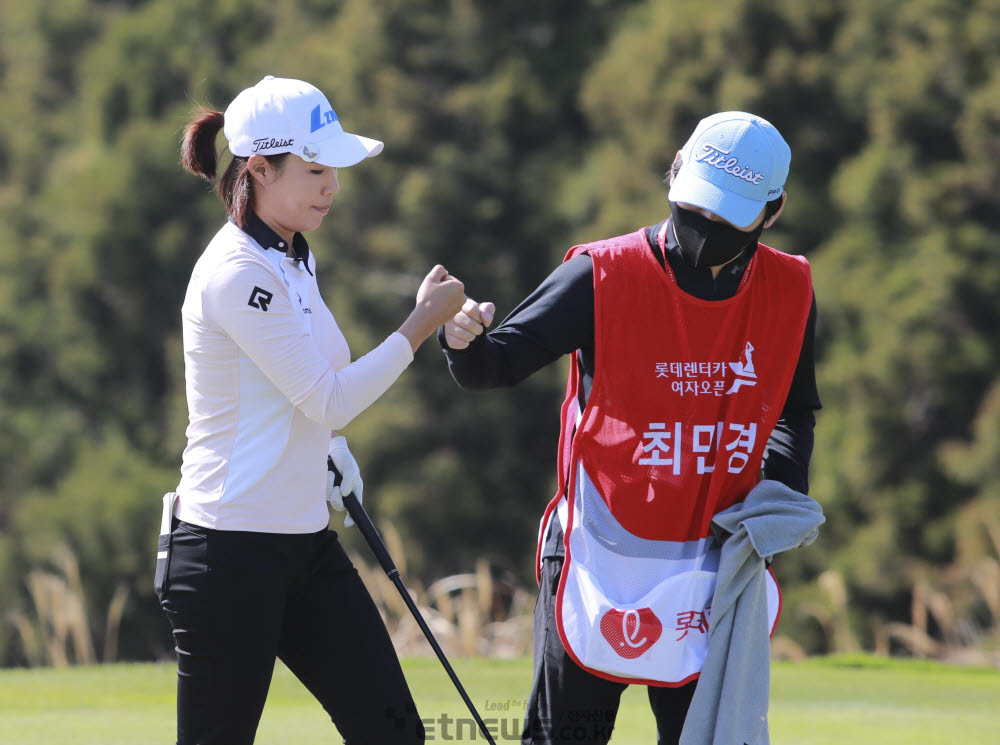 [포토]최민경, 버디는 기쁨이야
