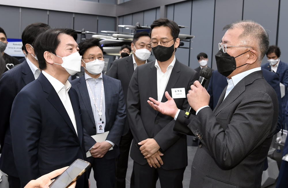 정의선 현대차그룹 회장이 안철수 대통령직 인수위원장에게 도심항공모빌리티(UAM)를 설명하고 있다.