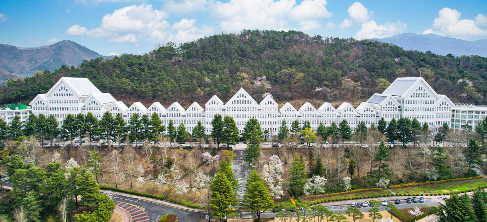 조선대학교 본관 전경.