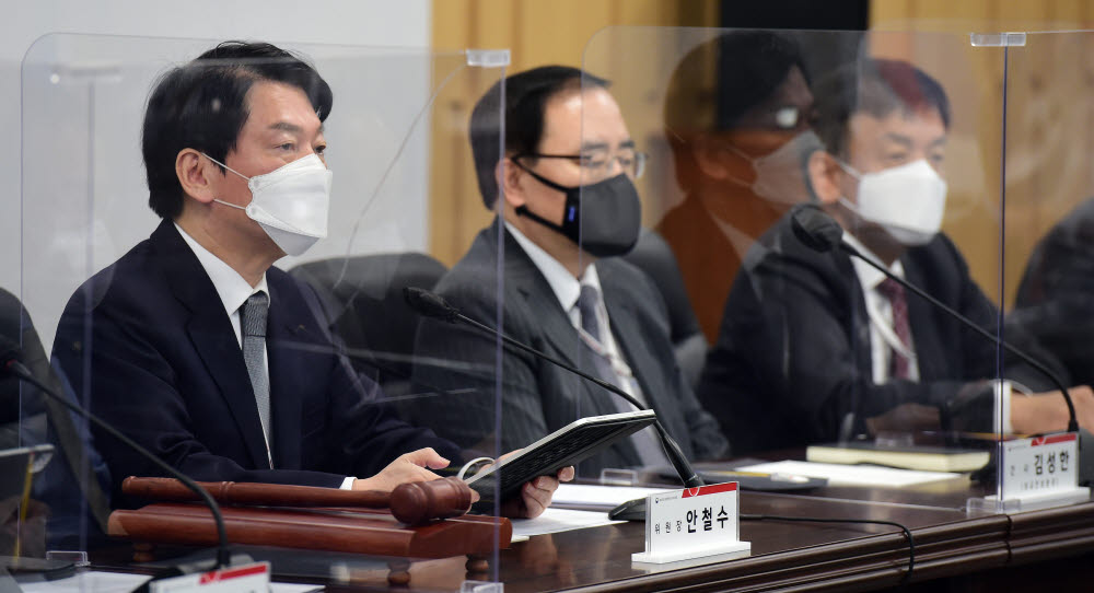 안철수 대통령직인수위원회 위원장이 11일 서울 종로구 삼청동 인수위원회에서 열린 대통령직인수위원회 제5차 전체회의에서 모두발언을 하고 있다. 연합뉴스.