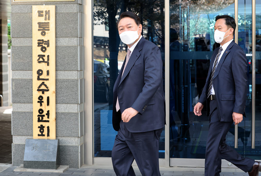 윤석열 대통령 당선인이 10일 오후 초대 내각 장관 후보자 8인을 발표한 뒤 서울 종로구 통의동 20대 대통령직인수위 사무실을 나서고 있다. 연합뉴스