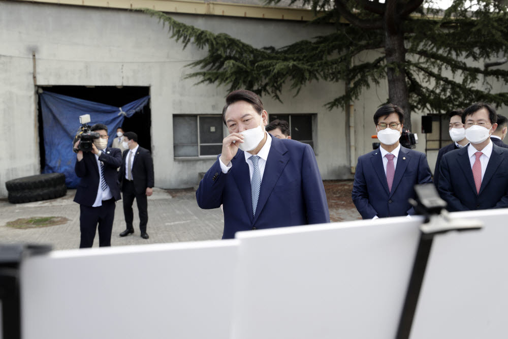 구미산업단지 폐공장 찾은 윤석열