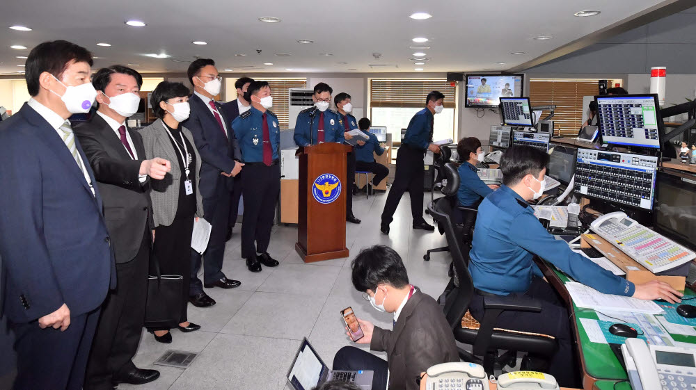 안철수(왼쪽 두번째) 대통령직 인수위원장이 12일 정무사법행정분과 위원들과 함께 서울청 112치안종합상황실을 방문해 치안상황을 점검하고 있다. 왼쪽은 이용호 정무사법행정분과 간사.