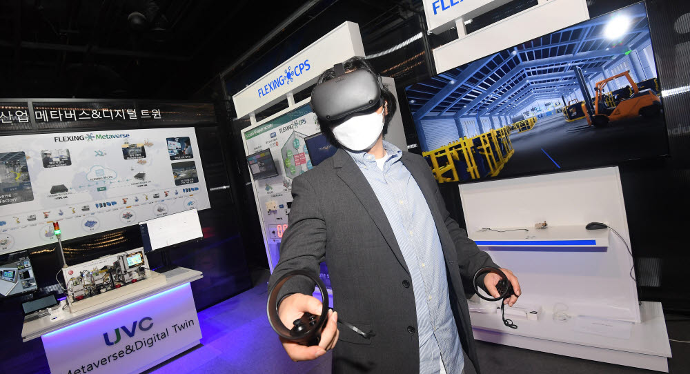 메타버스 및 디지털트윈 플랫폼 전문기업 유비씨 부스에서 관계자가 공장 체험 가상현실(VR) 플랫폼 플렉싱VR을 시연하고 있다.
