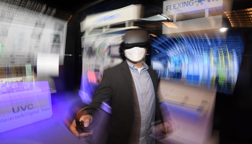 메타버스 및 디지털트윈 플랫폼 전문기업 유비씨 부스에서 관계자가 공장 체험 가상현실(VR) 플랫폼 플렉싱VR을 시연하고 있다.
