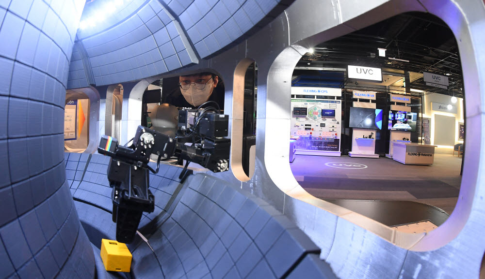 트라이텍 관계자가 디지털트윈 기술을 활용해 인공태양(K-STAR) 내 이물질의 모니터링 및 제거 작업을 수행하는 XR플래그십을 시연하고 있다.