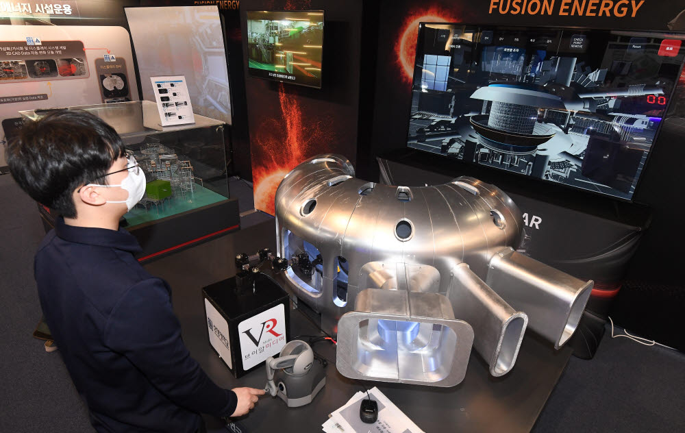 트라이텍 관계자가 디지털트윈 기술을 활용해 인공태양(KSTAR) 내 이물질의 모니터링 및 제거 작업을 수행하는 XR플래그십을 시연하고 있다.