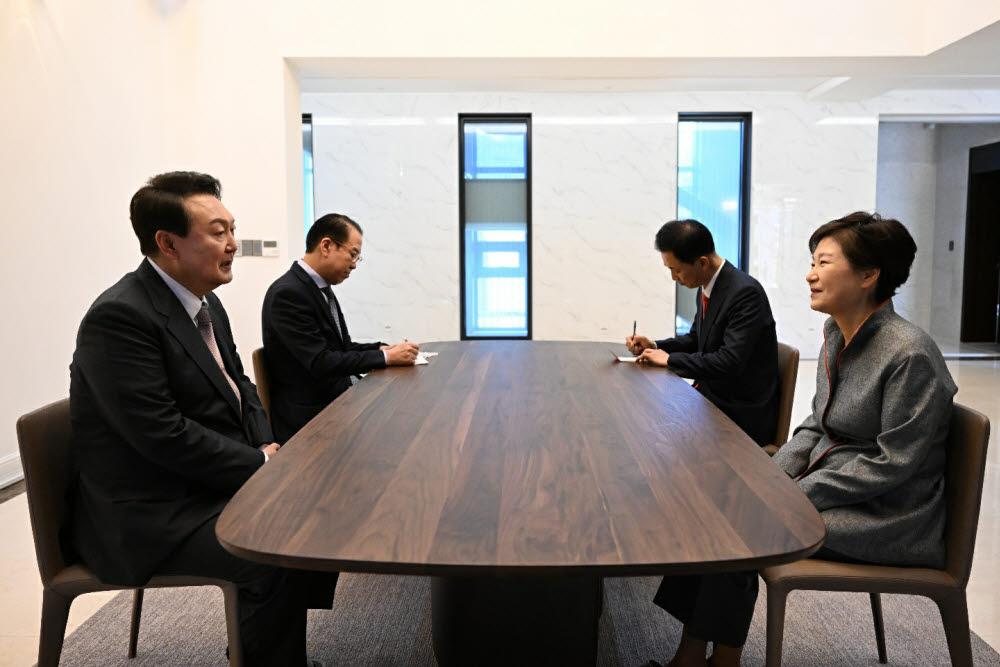 윤석열 대통령 당선인(왼쪽)과 박근혜 전 대통령이 환담을 나누고 있다.