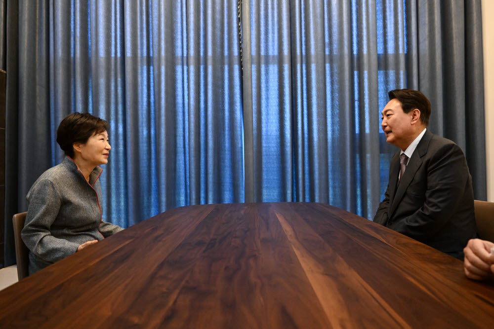 윤석열 대통령 당선인(오른쪽)과 박근혜 전 대통령이 환담을 나누고 있다.