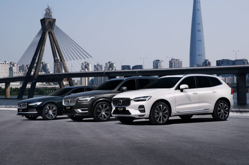 왼쪽부터 볼보 XC90과 S90, XC60 리차지 플러그인 하이브리드(PHEV) 모델.