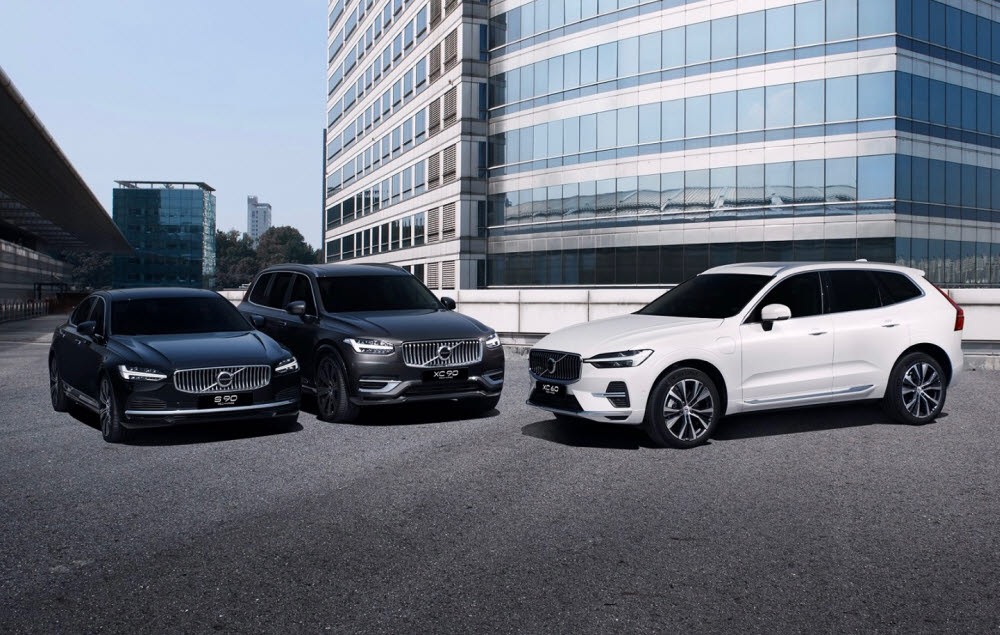 왼쪽부터 볼보 S90과 XC90, XC60 리차지 플러그인 하이브리드(PHEV) 모델.