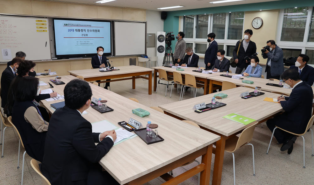 코로나 방역대책 관련 학교 현장 방문한 안철수 인수위원장