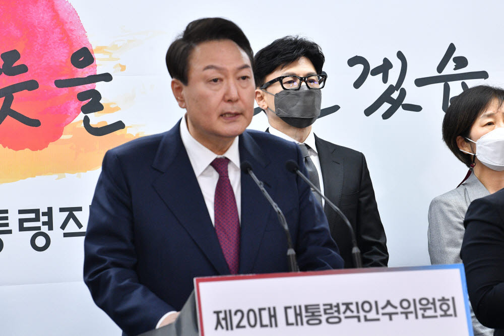 윤석열 대통령 당선인이 13일 서울 종로구 통의동 제20대 대통령직인수위원회 브리핑룸에서 2차 내각 발표를 하고 있다. 오른쪽은 한동훈 법무부 장관 후보자. 인수위사진기자단