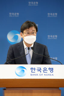 주상영 한국은행 금융통화위원회 의장 직무대행이 14일 통화정책방향 회의 후 기자간담회에서 질문에 답을 하고 있다.