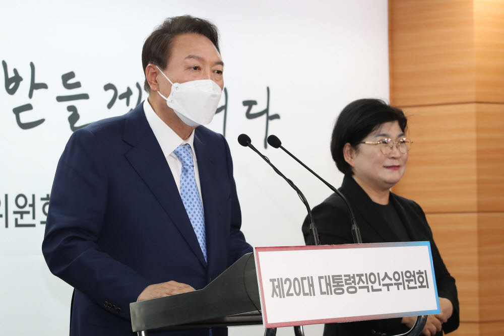 윤석열 대통령 당선인이 14일 서울 종로구 통의동 제20대 대통령직인수위원회 브리핑룸에서 추가 인선안을 발표하고 있다. [인수위사진기자단]